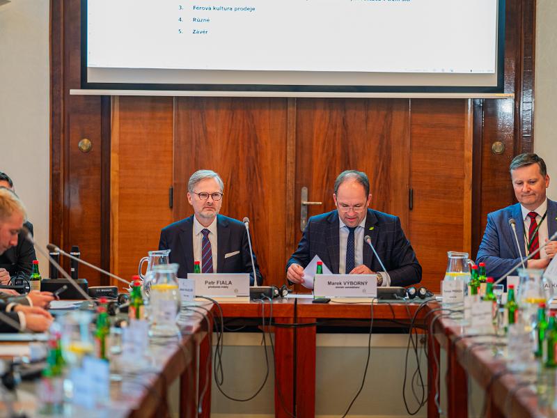 Jednání se zástupci obchodních řetězců 7. 9. 2023 a TK FOTO vládní fotograf (6).jpg