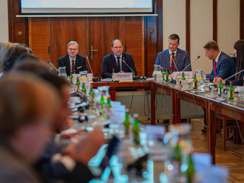 Jednání se zástupci obchodních řetězců 7. 9. 2023 a TK FOTO vládní fotograf (9).jpg