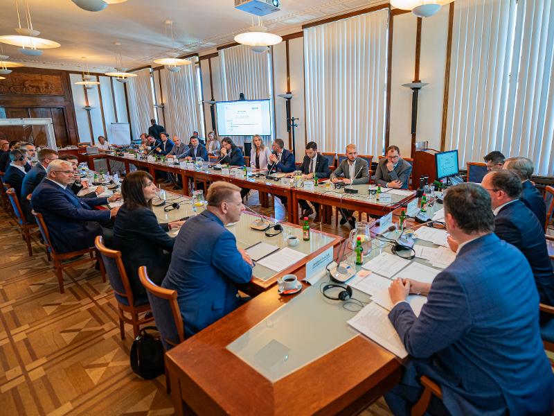 Jednání se zástupci obchodních řetězců 7. 9. 2023 a TK FOTO vládní fotograf (15).jpg