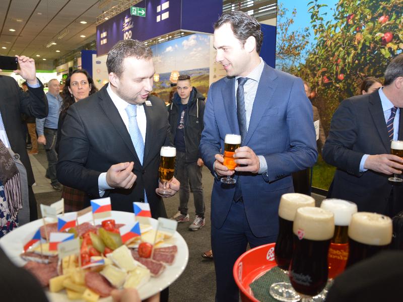Ministr zemědělství Marian Jurečka na českém stánku na mezinárodním veletrhu IGW 2017 v Berlíně