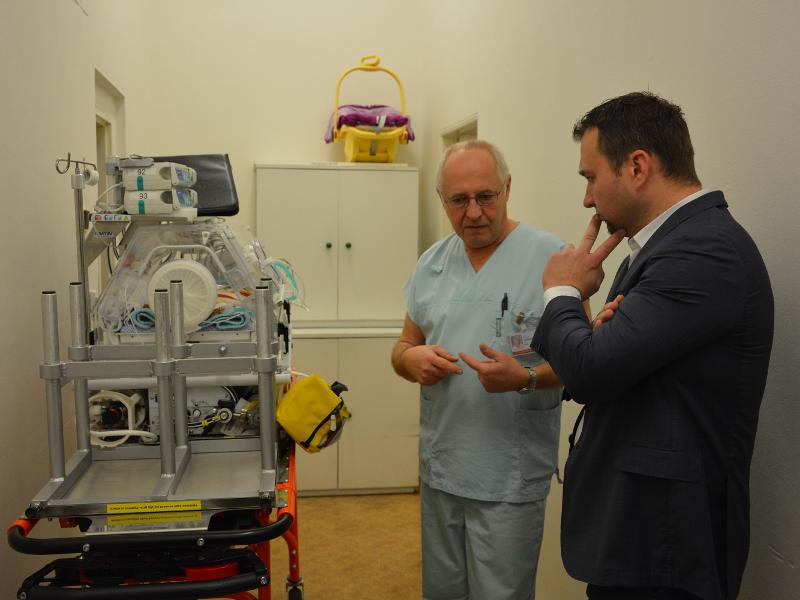 Ministr Jurečka potěšil dárky děti ve Všeobecné fakultní nemocnici v Praze