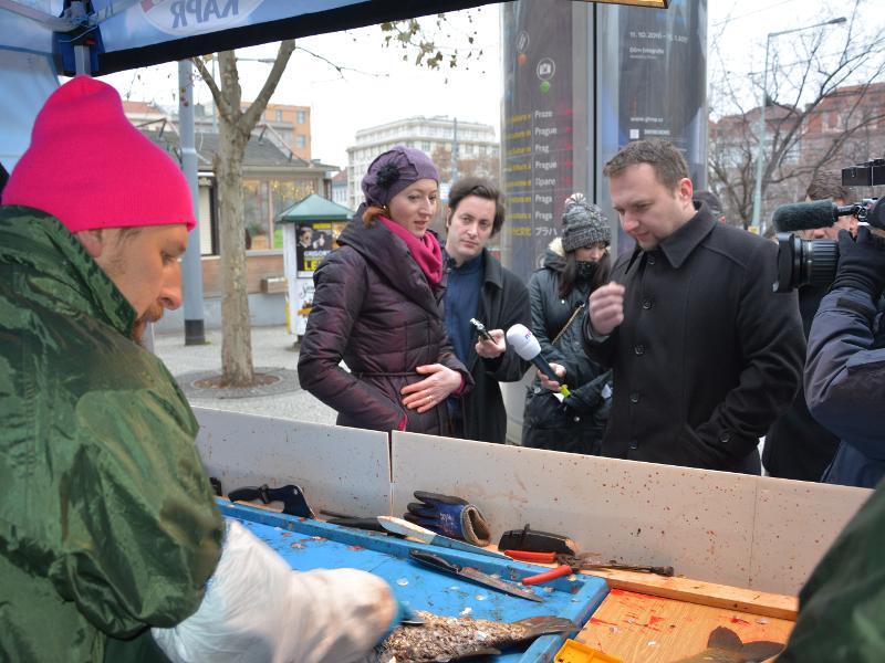 Kontrola prodeje kaprů na náměstí Míru