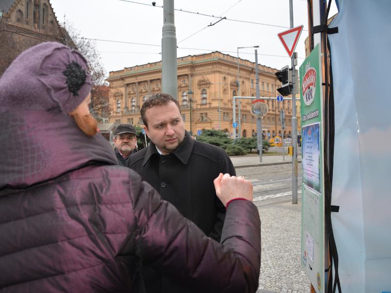 Kontrola prodeje kaprů na náměstí Míru