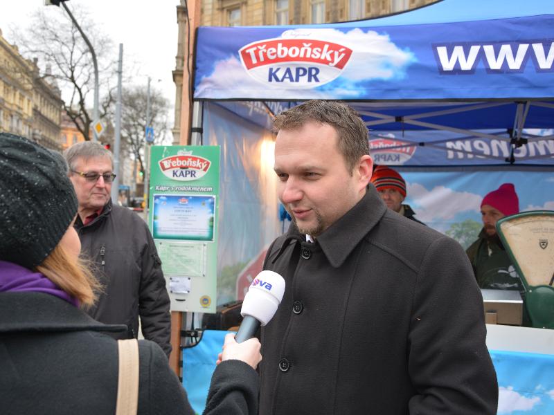 Kontrola prodeje kaprů na náměstí Míru
