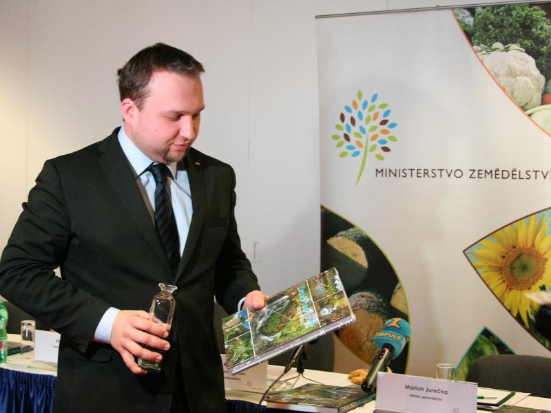 Ministr pokřtil knihu Drobné vodní toky v České republice