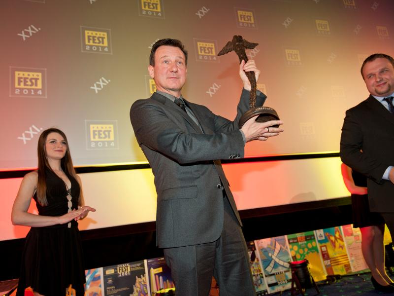 Ministr Jurečka na FebioFestu předal cenu Kristián pro Andrzeje Wajdu do rukou Roberta Więckiewicze.