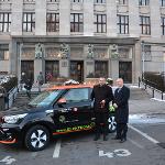 Ministr zemědělství Marian Jurečka převzal od generálního ředitele ČEZu Daniela Beneše elektromobil pro potřeby Ministerstva zemědělství