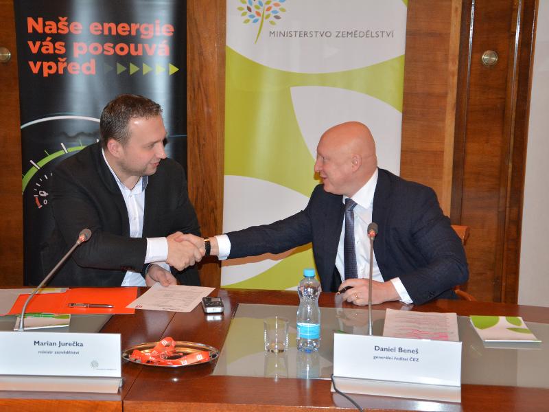 Ministr zemědělství Marian Jurečka převzal od generálního ředitele ČEZu Daniela Beneše elektromobil pro potřeby Ministerstva zemědělství