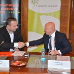 Ministr zemědělství Marian Jurečka převzal od generálního ředitele ČEZu Daniela Beneše elektromobil pro potřeby Ministerstva zemědělství