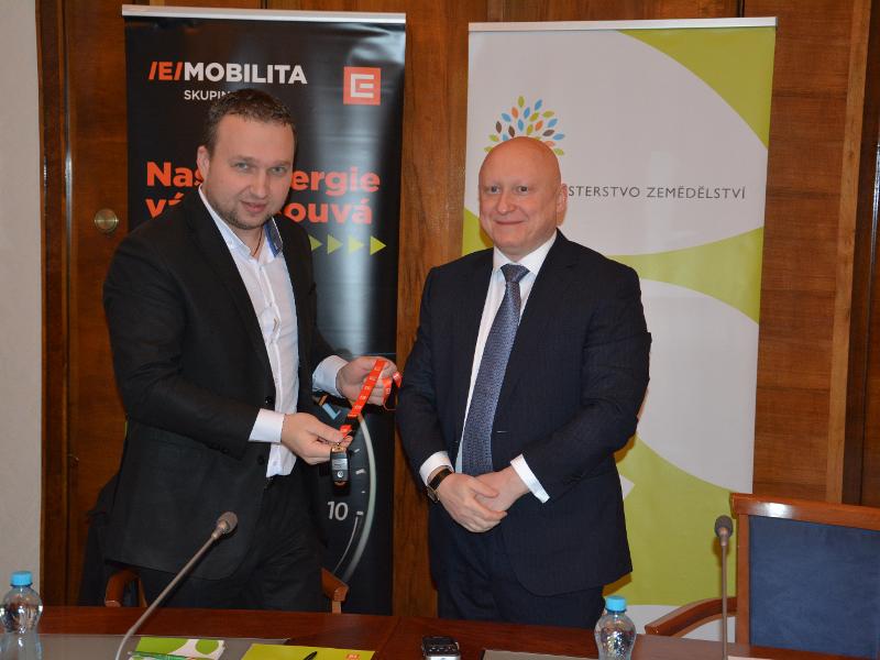 Ministr zemědělství Marian Jurečka převzal od generálního ředitele ČEZu Daniela Beneše elektromobil pro potřeby Ministerstva zemědělství