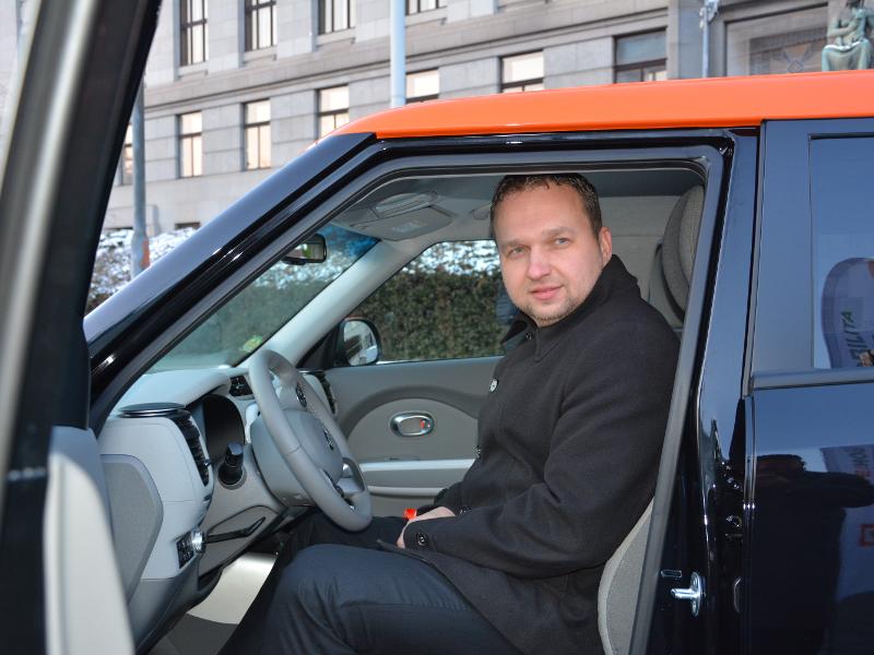 Ministr zemědělství Marian Jurečka převzal od generálního ředitele ČEZu Daniela Beneše elektromobil pro potřeby Ministerstva zemědělství