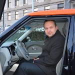 Ministr zemědělství Marian Jurečka převzal od generálního ředitele ČEZu Daniela Beneše elektromobil pro potřeby Ministerstva zemědělství