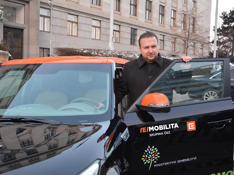 Ministr zemědělství Marian Jurečka převzal od generálního ředitele ČEZu Daniela Beneše elektromobil pro potřeby Ministerstva zemědělství