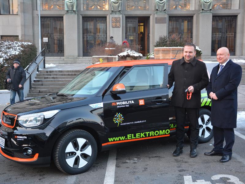 Ministr zemědělství Marian Jurečka převzal od generálního ředitele ČEZu Daniela Beneše elektromobil pro potřeby Ministerstva zemědělství