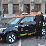 Ministr zemědělství Marian Jurečka převzal od generálního ředitele ČEZu Daniela Beneše elektromobil pro potřeby Ministerstva zemědělství