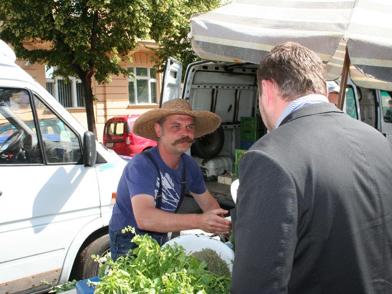 Ministr Jurečka při kontrole farmářského tržiště