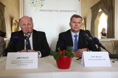 Petr Bendl dnes v Praze jednal s Jimem Paicem.