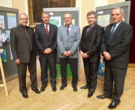 Generální ředitelé Státních podniků Povodí před obrázky a povídky ze soutěže Voda pro potraviny